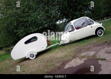 Heinkel Kabine Microcar von 1956 mit leichten hausgemachte Wohnwagen. Stockfoto