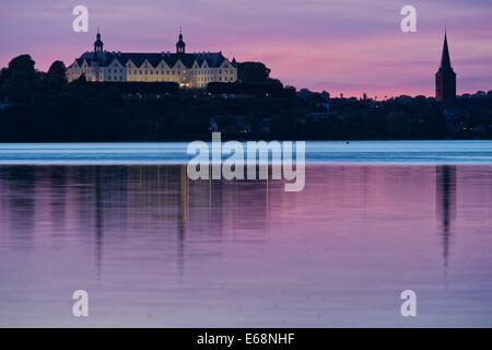 Schloss Plön spiegelt sich in den See Plön Stockfoto