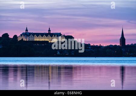 Schloss Plön spiegelt sich in den See Plön Stockfoto