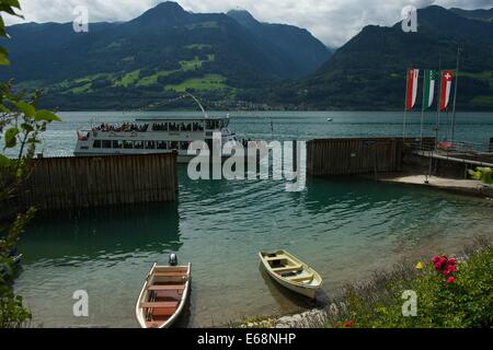 Boot nähert sich das Dorf Quinten am Nordufer der Walensee Stockfoto