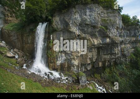 Seerenbach-Wasserfall am Walensee, SG, Schweiz. Seerenbach verliebt sich in Panorama Walensee im Hintergrund Stockfoto