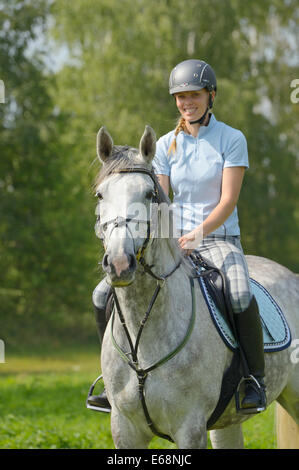 Reiter auf der Rückseite eine "Selle Français" (französische Warmblut Pferd) Reiten im Sommer Stockfoto