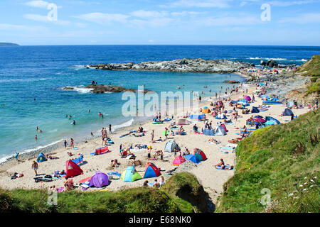 Familien genießen das sonnige Wetter bei Godrevy Strand in der Nähe von Hayle in Cornwall, Großbritannien Stockfoto