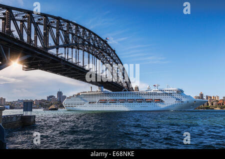 P & O cruise Liner Pacific Jewel unter der Sydney Harbour Bridge fahren, als es den Hafen verlässt. Stockfoto