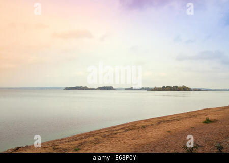 Herbstabend am See Stockfoto