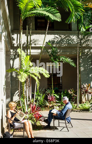 Honolulu Hawaii, Oahu, Hawaiian, Hawaii State Library, Innenhof, Mann Männer männlich, Senioren Senioren Bürger, Rentner, Rentner, Rentner, Rentner, Frau weiblich wo Stockfoto