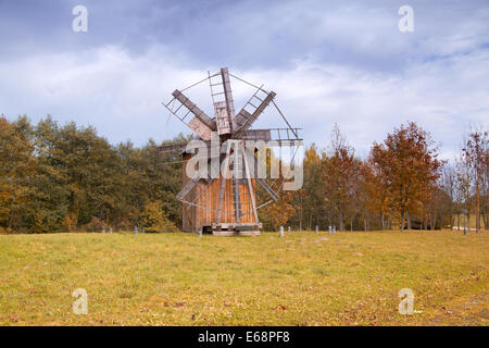 alte hölzerne Mühle in der Mitte Europas Stockfoto