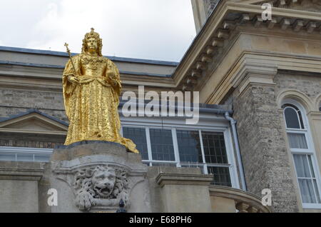 RoyalBorough KingstononThames Marktplatz mit seinen alten Gebäuden und Straße Vermarkter bereitet sich auf Aday der Verkauf & kaufen Stockfoto