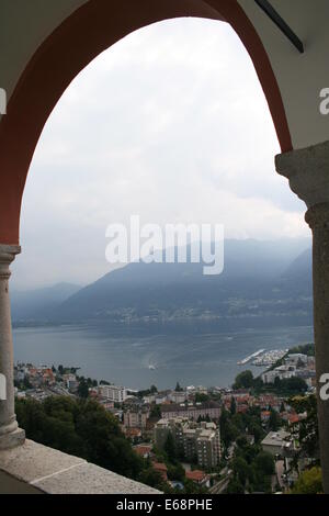 Locarno, Madonna del Sasso, Cardada und Cimetta, an der Spitze Dach Blick durch einen Bogen mit Blick auf den Lago Maggiore auf der Schweizer Seite Stockfoto