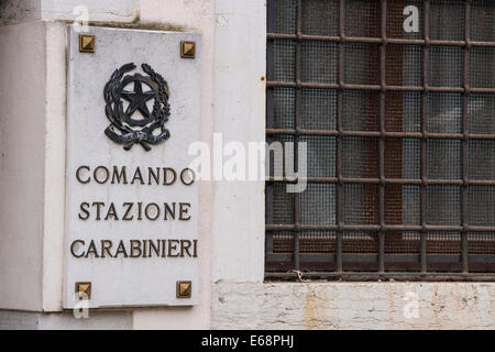 Eingang zu einer Polizeiwache in Venedig. Stockfoto