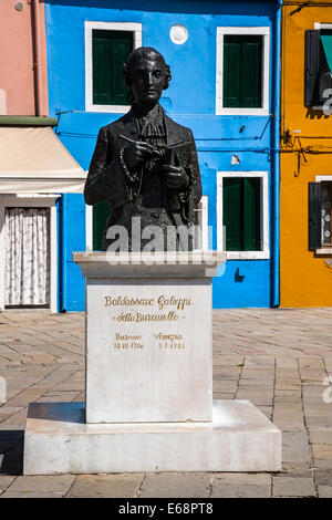 Statue des italienischen Komponisten Baldassare Galuppi, Plazza D Galuppi, Burano, Veneto, Italien. Stockfoto