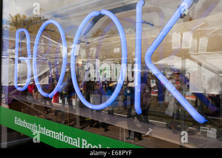 Edinburgh, Schottland. 18. August 2014. Besucher spiegelt sich im Fenster "Buchhandlung" genießen Sie ein wenig Sonnenschein in Edinburgh International Book Festival 2014. Edinburgh, Schottland. 18. August 2014 Kredit: GARY DOAK/Alamy Live-Nachrichten Stockfoto