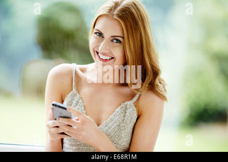Hübsches Mädchen mit Handy Stockfoto