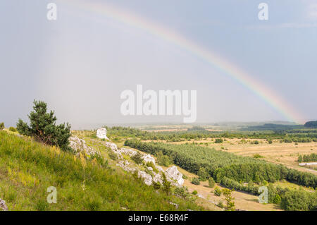 Landschaft mit Regen und Regenbogen über Felder Stockfoto