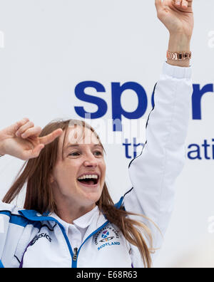 Kathryn März, Mitglied der Schottischen wrestling Squad, auf dem George Square am Ende der Mannschaft Schottland Parade durch Glasgow. Stockfoto