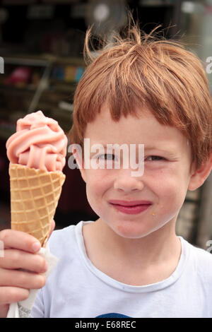 Ein fünf - jähriger Junge mit einem Erdbeereis in einen Kegel Stockfoto