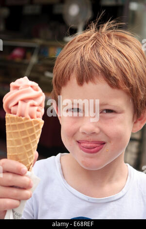 Ein fünf - jähriger Junge mit einem Erdbeereis in einen Kegel Stockfoto