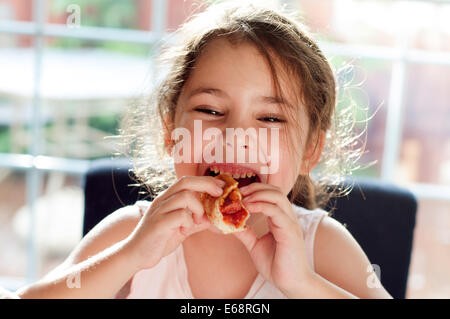 Mädchen Essen Hot-Dog mit ketchup Stockfoto