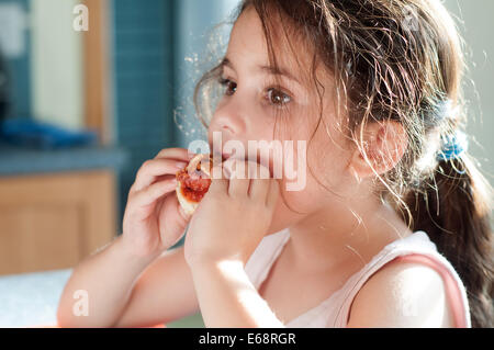 Mädchen Essen Hot-Dog mit ketchup Stockfoto