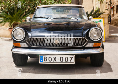 Fiat 124 Sport Spider Vorderansicht, Mdina, Malta. Stockfoto