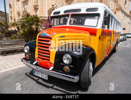 Eines alten Bussen Maltas (Fordson Thames Trainer) nicht mehr als öffentliche Verkehrsmittel verwendet, aber es gibt noch einige von ihnen gefunden werden Stockfoto