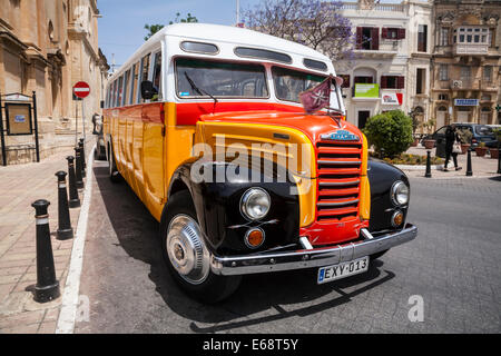 Eines alten Bussen Maltas (Fordson Thames Trainer) nicht mehr als öffentliche Verkehrsmittel verwendet, aber es gibt noch einige von ihnen gefunden werden Stockfoto