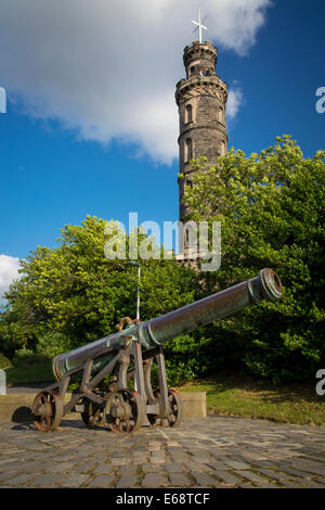 Kanone unter dem Admiral Nelson Memorial Turm, Edinburgh, Lothian, Schottland Stockfoto