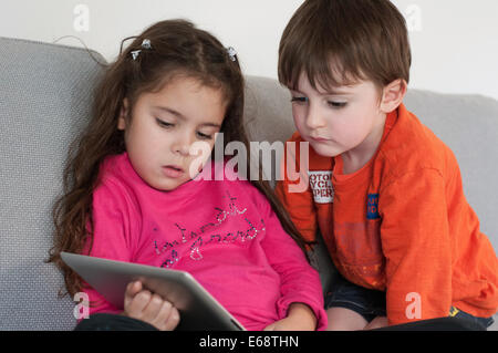 Kinder mit Tablet Stockfoto