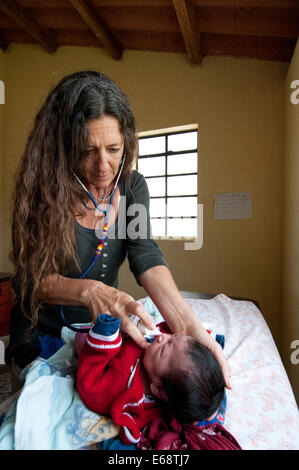 Medizinische Check-up von einem Baby-Guatemala Stockfoto