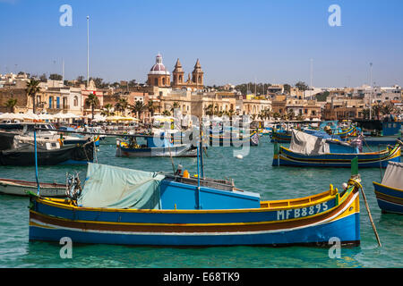 Marsaxlokk Hafen mit traditionellen maltesischen Fischerbooten (Luzzus), Malta. Stockfoto