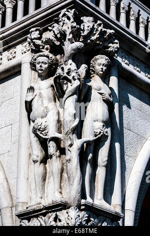 Detail von Adam und Eva Antonio Rizzo Skulptur auf den Dogenpalast, Markusplatz, Venedig, Veneto, Italien. Stockfoto
