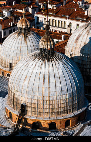 Die Kuppeln der Markusdom gesehen von oben, Venedig, Veneto, Italien Stockfoto