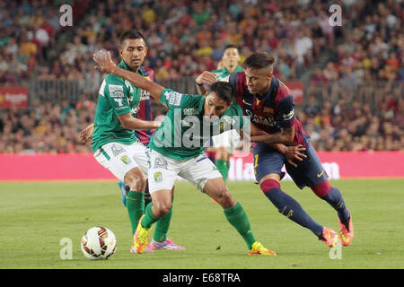 Barcelona, Spanien. 18. August 2014. Vorsaison-freundlich. Barcelona vs. Leon. Neymar kämpft um den Ball Credit: Action Plus Sport/Alamy Live News Stockfoto