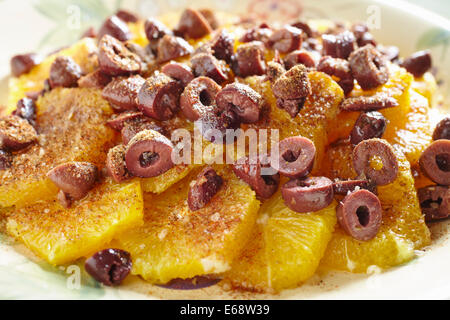 Marokkanische Orangen und Oliven Salat Stockfoto