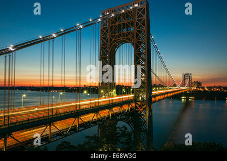 Morgen Verkehr Kreuzung zwischen New Jersey und New York erstellt Lichtspuren auf die George Washington Bridge vor Sonnenaufgang. Stockfoto