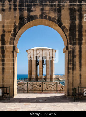 Die Belagerung Bell Kriegerdenkmal am Lower Barrakka Gardens, Valletta, Malta Stockfoto