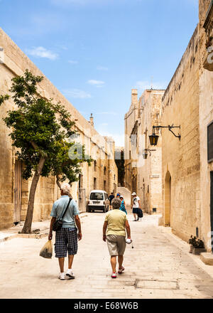 Touristen zu Fuß entlang der mittelalterlichen Gassen von Mdina, Mdina, Malta. Stockfoto