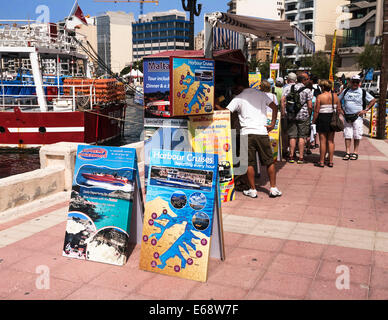 Einen Stand an der Strandpromenade von Sliema verkaufen touristische Ausflüge mit Boot und Bus, Malta. Stockfoto