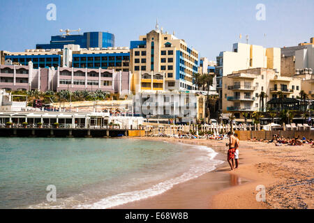 Der Strand von St George's Bay, Malta. Stockfoto