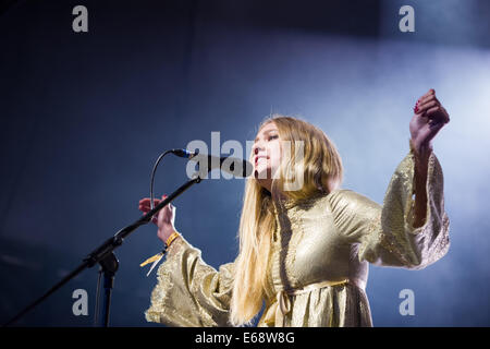 Johanna Soderberg von First Aid Kit führt zum grünen Mann Festival 2014. Stockfoto