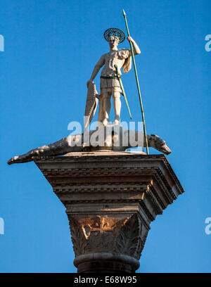 Die Statue des Hl., Theodore (San Teodoro), Markusplatz, Venedig, Veneto, Italien. Stockfoto