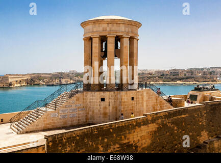 Die Belagerung Bell Kriegerdenkmal am Lower Barrakka Gardens, Valletta, Malta Stockfoto