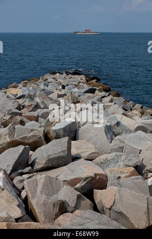 Blick über das Wasser aus dem Süden Fingerhut Insel auf der Chesapeake Bay Bridge in Virginia an Frachtschiffen über dem Tunnel Stockfoto