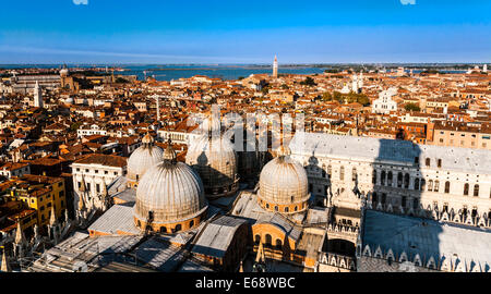 Erhöhten Blick auf die Kuppeln der San Marco Basilika und Venedig, Veneto, Italien. Stockfoto