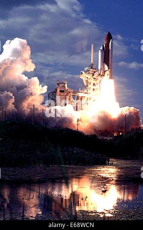 19. November 1996 abhebt - Kennedy Space Ctr, FL, USA - das Space Shuttle Columbia vom Kennedy Space Center, Dienstag, 19. November 1996. Die Mission ist für 15 Tage mit der Nutzlast ORFEUS-Thermen-2 geplant. I1216TB (Kredit-Bild: © Globe Photos/ZUMApress.com) Stockfoto