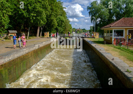 Touristen sehen das Wasser Ebene steigen in eine Sperre am Göta Kanal in Söderköping Stockfoto