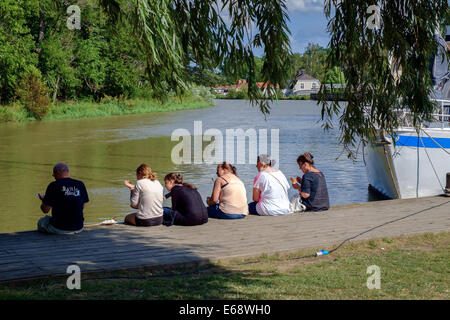 Touristen genießen Sie eine Eis-Pause am Göta Kanal in Söderköping, Schweden. Stockfoto