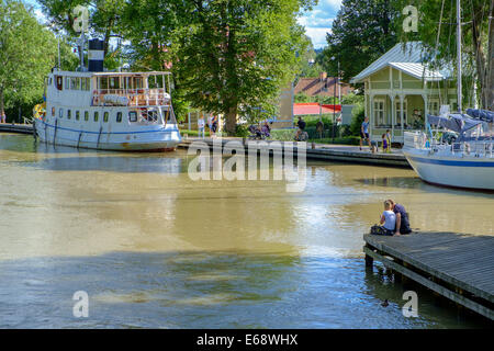 Touristen entspannen am Göta Kanal in Söderköping, Schweden. Stockfoto