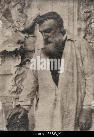 Auguste Rodin, 1840-1917, ca. 1906. Auguste Rodin, stehend, mit seiner Hand auf eine modellierte Kopf Stockfoto