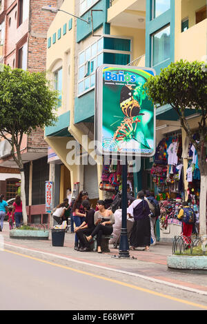 Nicht identifizierte Personen in Ambato Straße am 2. März 2014 in Baños, Ecuador Stockfoto